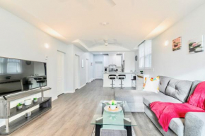 Bright and Modern 2BR Apartment with Netflix